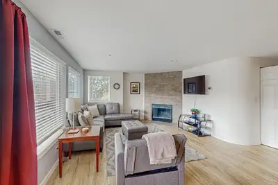 Image de Condo lumineux près du centre-ville et du lac avec piscine partagée et bain à remous!