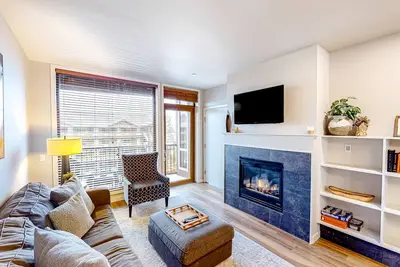 Image de Magnifique condo au bord du lac avec cheminée, vue sur la montagne et le lac et balcon privé.