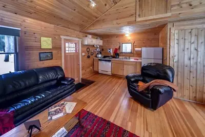 Image de Charmant chalet en pin noueux sur la réserve forestière de 575 acres
