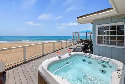 Image de Accès direct à la plage, bain à remous, deux ponts, foyer, barbecue, couchers de soleil inclus.