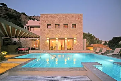 Image de Villa de luxe nouvellement construite en pierre avec piscine privée-jacuzzi, idéal pour la détente.