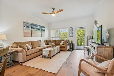 Image de 509 North Shore Pl ~ Deux minutes à pied de la plage et Coligny Plaza Shops!