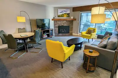 Image de Condo de luxe avec WiFi gratuit, parking, piscine chauffée, bains à remous, navette pour les skieurs