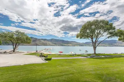 Image de Maison de ville de luxe au bord de l'eau avec plage de sable à l'extérieur de votre porte patio! Hou La La!