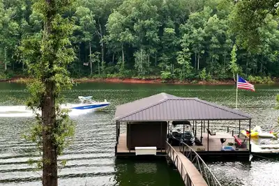 Image de Belle maison de bord de mer exécutif sur le lac Hartwell. Avec Dock!