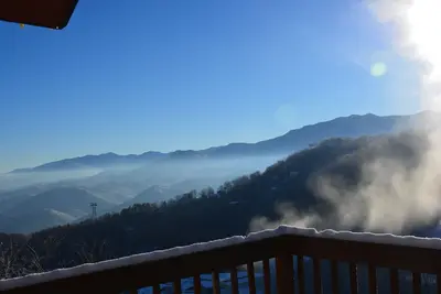 Image de Haut du monde: cabine avec vues incroyables sur les montagnes, les parcs et la piste de ski
