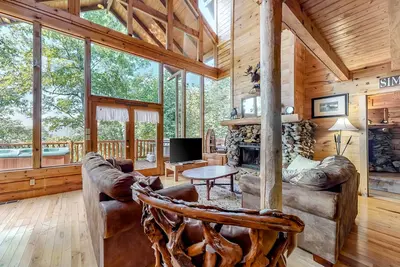 Cabine confortable avec bain à remous privé, table de billard et vue sur la montagne