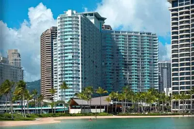 Image de Magnifiquement rénové 2 chambres Waikiki Condo - 6 couchages!