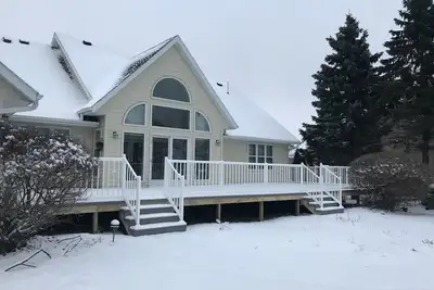 Image de Grand manoir Premier Lakeshore moderne pouvant accueillir 12 personnes! Quai et ascenseur à bateau!
