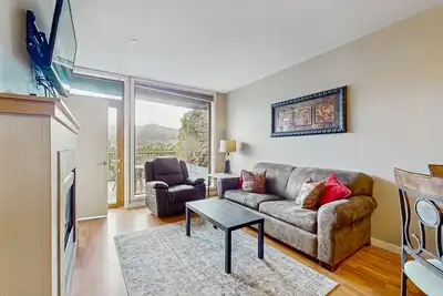 Image de Condo avec vue sur la montagne avec balcon privé et piscine / bain à remous intérieur commun.