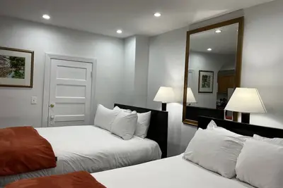 Image de Trois lits, métro et garage public Pkg.