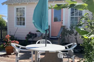 Image de Beachy-Chic dans la vieille ville au Cottage Sea Biscuit, Animaux acceptés