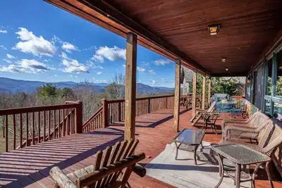 Image de 4br / 2. 5ba Mountain Home avec belle vue, bain à remous, table de billard, baby-foot, suites King, beaucoup d'espace de triage!