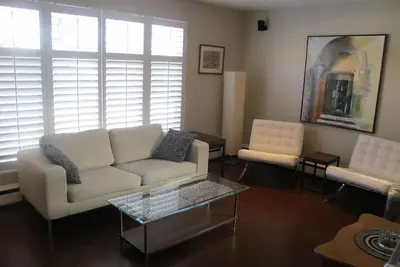 Image de Belle maison de 2 chambres - comprend buanderie et stationnement