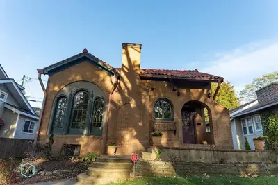 Image de Cette maison de style espagnol est située dans le quartier historique d’Edgewater.