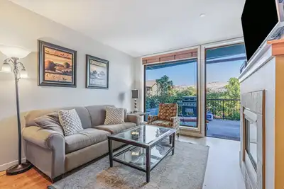 Image de Villa avec balcon privé offrant une vue sur la montagne, piscine intérieure commune et bain à remous.