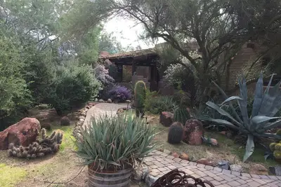 Charmante maison en adobe du sud-ouest sur 2 1/2 acres.