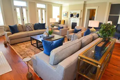 Image de The Brigham off Chippewa Square 5 chambres 5 salles de bain avec terrasse sur le toit!