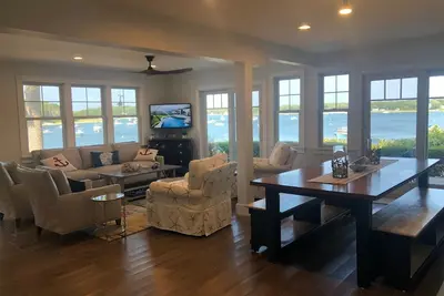 Image de Waterfront oasis 2 suites parentales, 3 ponts privés, près de la plage et des commerces