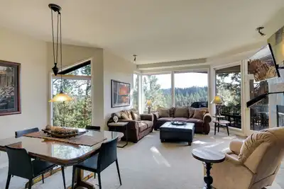 Image de Condo privé de deux chambres avec vue sur la rivière à Bend avec foyer au gaz et accès au centre de remise en forme.