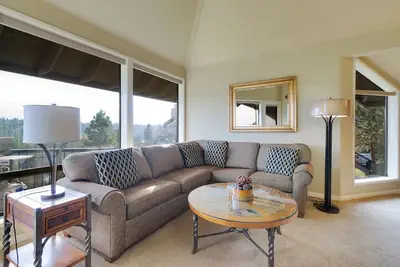 Image de Condo privé de trois chambres avec vue sur la rivière à Bend avec foyer au gaz et bain à remous