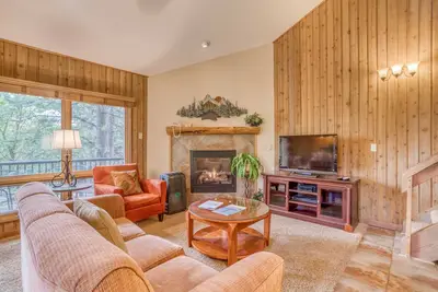 Image de Condo privé d'une chambre à coucher à Bend w / Loft et foyer au gaz