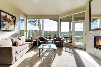 Image de Condo privé de deux chambres avec vue sur la rivière à Bend avec foyer au gaz et accès au centre de remise en forme.