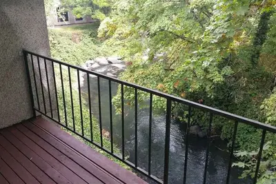 Image de Creekside View - Grand condo de 2 chambres et 2 salles de bain de plus de 1050 pi2!