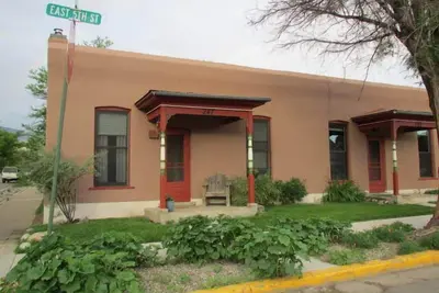 Image de Maison de rangée en coin historique rénovée, 5e et D, avec cour fermée