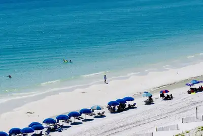 Image de Une vue imprenable depuis cette unité au 10e étage dans Shoreline Towers.