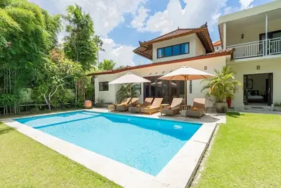 Image de Aisha Iii, villa de 5 chambres à coucher, salon climatisé, centre de Seminyak