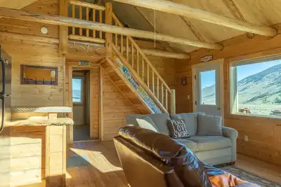 Image de Sheep Creek Cabin B est une cabine confortable offrant une vue imprenable et un emplacement privilégié.