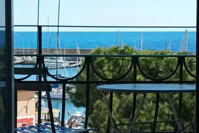 Image de Nene's Home, une maison à aimer, au centre, avec vue sur la mer.