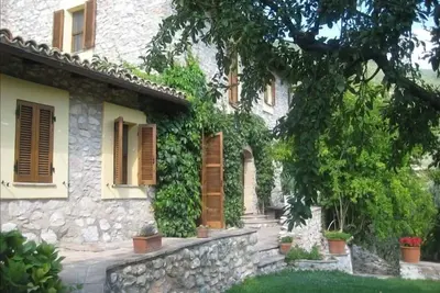 Image de Maison de conte de fées avec piscine près de Spoleto.