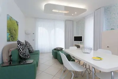 Image de Appartement élégant dans les lacs italiens avec vue sur le lac, piscine et jacuzzi