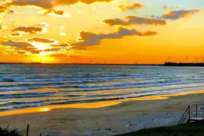 Image de Parfait famille Lake Erie Beach House avec plage privée de sable fin et couchers de soleil