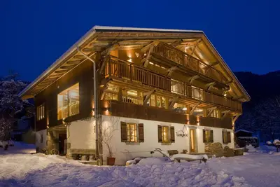 Image de La Petite Ferme, appartement dans ferme rénovée. Piscine et bain à remous partagés.