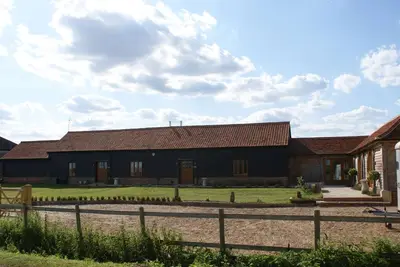 Image de Grange d'orge avec lit superking antique. Spa gonflable sur demande.