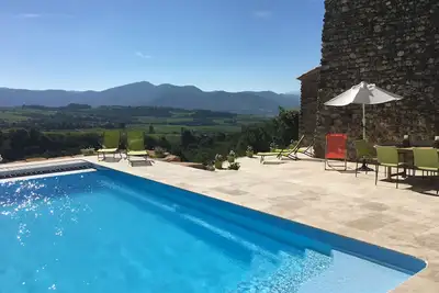 Image de Grange en pierre magnifiquement restaurée avec piscine privée / superbes vues sur les vignobles / Mont Ventoux