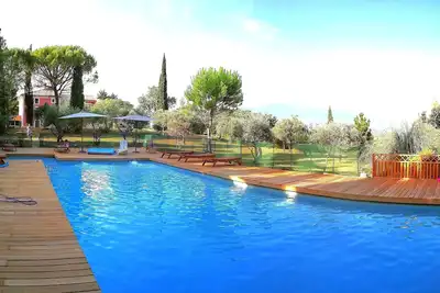 Image de Appartement avec accès à la piscine, terrasse, parking et vue sur jardin