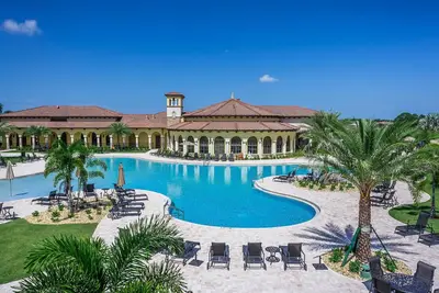 Image de Magnifiquement décoré - villa neuve propre! Resort comme des équipements. Excellentes critiques!