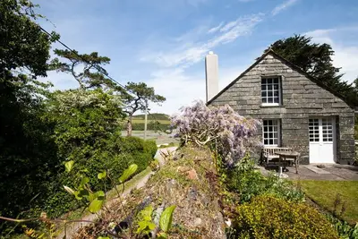 Image de Holiday Cottage, 7 personnes à côté de la crique menant à la rivière Camel, nr Padstow