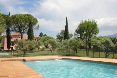 Image de Bel appartement avec accès à grande piscine, terrasse et parking