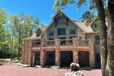 Image de Tout neuf! Cedar Spring Lodge. . . Propriété absolument incroyable! ! !