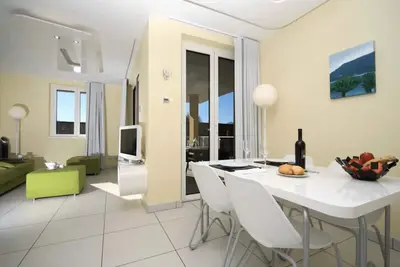 Image de Appartement contemporain des lacs italiens avec piscine.