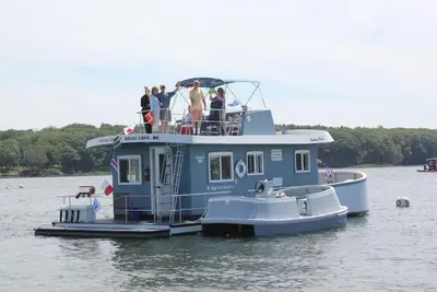 Image de Une escapade dans l'eau. Vacances sur une péniche dans le Maine, une île privée virtuelle.
