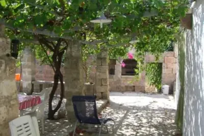 Image de Salento - petit appartement en villa ancienne, vue mer, localité tranquille entourée du vert, descente privée à très belle falaise à des soleils 100 Mt. appartement - 2 pièces - 2/4 personnes