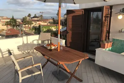 Image de Dernier étage petit mansarde avec vue sur la vieille ville près de la mer