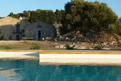 Image de Ancienne ferme avec piscine immergée dans la campagne verdoyante de Calatafimi