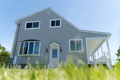 Image de \"BeachWalk\" Unité 2 \"À quelques pas de la plage\", restaurants et bars aussi!